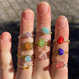 Kristallringar🌞✨💖 - Unika kristall ringar som man designa själv! Du får själv välja kristall ( kontakta mig för bilder på all) samt ståltråd, guld eller silver💗😍 Alla kristaller är äkta och har egna speciella egenskaper❤️ Jag gör alla storlekar på ringarna, så de passar alla!☺️💞  Alla ringar är handgjorda av mig!☺️ Obs! Frakt till kommer på varje paket, även om du köper en ring eller flera! Fraktpriset är 13kr per 50gram💗 
