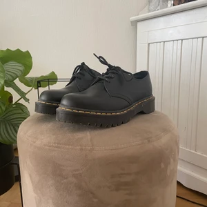låga doc martens, strl 40 - Supersnygga äkta låga svart doc martens, använda endast en gång, storlek 40! 💕💕💕