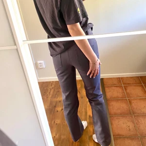 Grå lågmidjade byxor - Nästan aldrig använda byxor från märket STOCKHOLM, eftersom det inte ritkigt är min stil. Dom är i jättebra skick och har inga defekter!