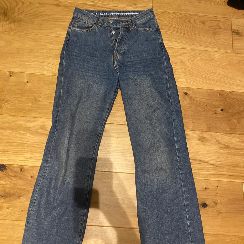 Högmidjade långa jeans från bikbok i blå denim. Original pris 599. Långa men inte för långa för mig som är runt 175cm lång. Spårbar frakt 66kr. Jeans & Byxor.