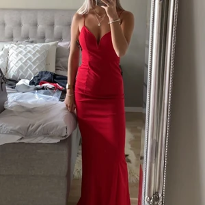 Röd balklänning - Säljer denna superfina klänning som endast är testad. Säljes pga inställd bal, slut i strl på Nelly & nypris är 899 kr. Passar XS, budgivningen avslutas på söndag!!