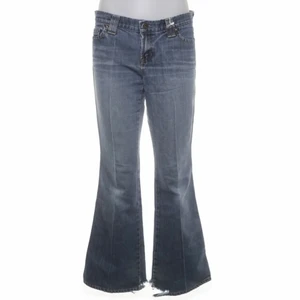 Jeans - Skitsnygga lågmidjade jeans som tyvärr var försmå för mig. Amerikansk strlk 8 vilket är som 38 europeisk. De är slitna längst ner men annars i bra skick. 💕Innerbensmått: 78 cm Midjemått: 82 cm