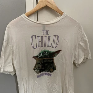 Baby joda t-shirt  - Väldigt fin och bra material och inte använda så mycket  ( den är ganska stor i storleken)