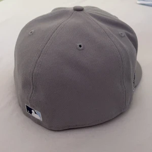 New Era New York Yankees keps fitted - 59fifty fitted keps, baby blue / grå, storlek 7 3/4 (61.5cm), knappt använd 10/10 skick, för stor för mig, om du undrar över din storlek kan du jämföra med t.ex. studentmössa