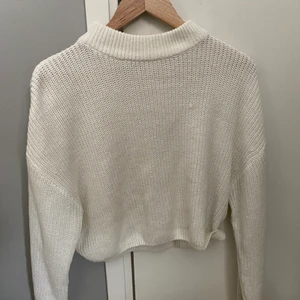 Stickad tröja - Fin och skön inte så mycket använd men har lite trådar som sticker upp men det gå att fixa