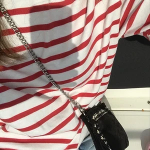 Randig tröja zara - Randig T-shirt från zara! Aldrig använd, lappen är kvar. Storlek M, passar nog både större och mindre❤️‍🔥❤️‍🔥