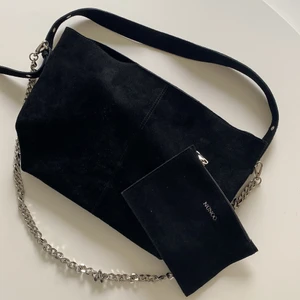 NÚNOO väska  - Finaste väskan från nunoo! Helt oanvänd och säljer då den ej kommer till användning. Väskan är i mocka och har en kedja och justerbart axelband. Går att göra väskan större genom att knäppa upp på insidan som visas på sista bilden! Då får man platts med dator❤️ köpt för 1700 och säker för 700 ink frakt! Skriv privat för fler bilder💕💕