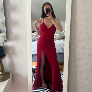 Röd klänning - Perfekt till bal, men jag har hittat en annan klänning. Lite komplicerat att lämna tillbaka så gör en intressekoll här! Sitter perfekt på mig som är S. Den är stretchig❤️           Från Showpo!