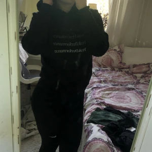 Peak performance  - Hejj säljer min fina peak performance hoodie den kommer aldrig till användning har använt den 2-3 gånger sen dess aldrig använt. Hör av dig för fler frågor eller bilder❤️❤️
