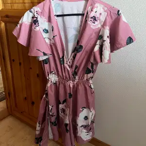 Sparsamt använd playsuit från okänt märke