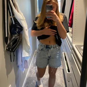 Zara jeans shorts - Skit snygga zara shorts köpta 2021! Så nöjd men är tyvärr för små för att användas i sommar igen. Storlek 34 och sitter skitsnyggt!