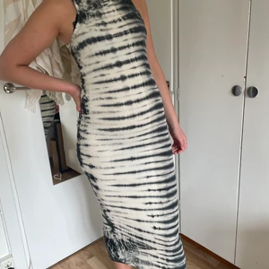 Klänning - Fin och skön klänning från weekday, storlek s💙🤍