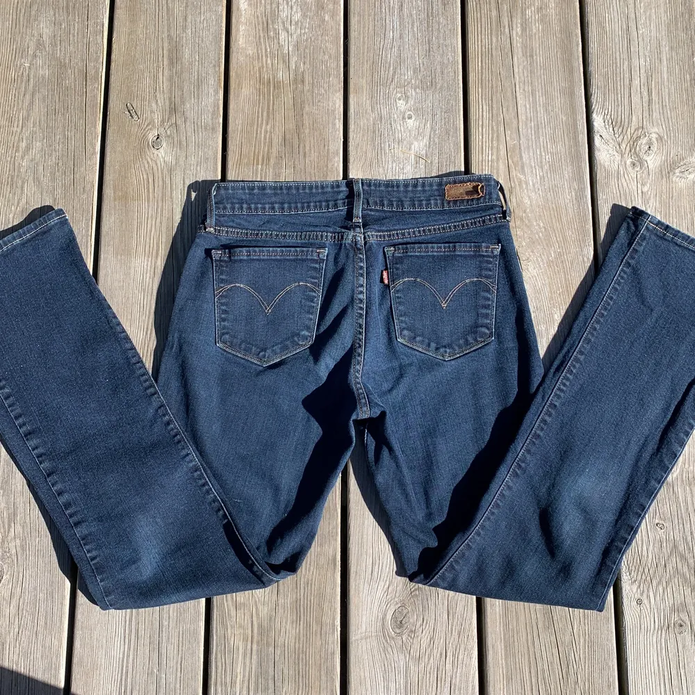 Såå snygga vintage jeans från Levis!! Midrise och bootcut. Superfint skick, nästan som nya🤩 Innerben: 76 Midjemått: 78. Jeans & Byxor.