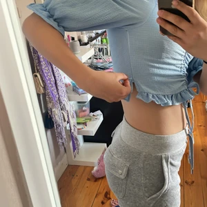 Storlek Xs  - Säljer denna jätte gulliga top för den sitter väldigt tight, jag har aldrig använt den bara testat.