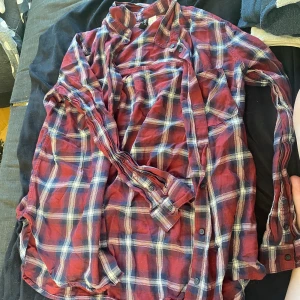 Skjorta från h&m - Inte så använd men har legat i en låda några år. Men ändå bra skick :)