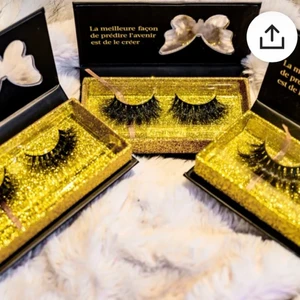 Lashes with magic glue-eyeliner - Superfina äkta lösögonfransar som går återanvända många gånger om tack vare sin superbra kvalitet. Du placerar enkelt ögonfransarna med hjälp av eyelinern som även fungerar som ett lim. Jag har olika längder på fransar och blå samt svart eyeliner, let me know vad du är intresserad av :) Inköpta från Frankrike, har många paket! 