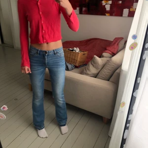 Cyrillus kofta  - Säljer denna rosa kofta som jag köpt i Paris. Använt 1-3 ggr, men den har blivit lite för liten i armarna. Det är en barnstorlek men är som en xs/s då jag har ganska långa armar. Pris kan diskuteras. 