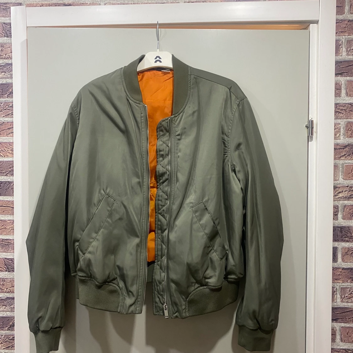 Grön bomberjacka strl M 