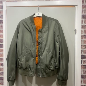 Grön bomberjacka strl M  - Grön bomberjacka strl M men passar S bra. Använd 1 gång men hängt i garderoben ett bra tag! 
