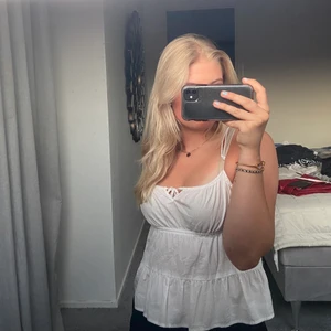 Vitt linne - Ett jättesnyggt linne som är perfekt till sommaren vet ej vart den är ifrån för köpte på Plick och lappen är borta men skriv för fler bilder och buda privat