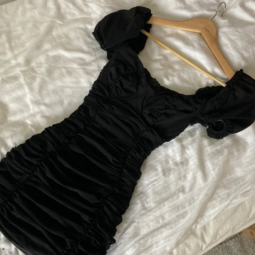”Vixen” Black Runched Mesh Dress från Mistress Rocks x HouseofCB! XS, oanvänd!  Originalpris 600kr. . Klänningar.