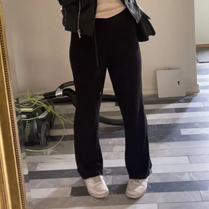 Svarta ribbade byxor från gina - Ribbade byxor utan några defekter, otroligt skön byxa som kan användas till allt. Nypris 249, säljer för 100kr, finns ett par beiga i min profil också.