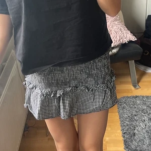 Rutig volangkjol  - Perfekt till sommaren! Är en avklippt klänning egentligen och har nog även toppen ifall någon är intresserad😊