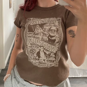 Tshirt - Tröja från Brandy som jag knappt använder längre, i använt men fint skick! Köparen betalar för frakten och katt finns i hem 💗 (Fläckar på spegeln)