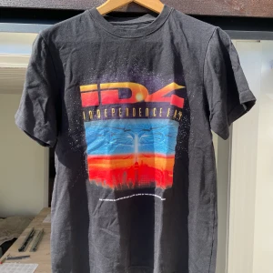 T-shirt - Schysst tisha från Pull&Bear med tryck i vintage stuk. Undras något så fråga på! 