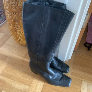 Svarta höga stövlar - Säljer dessa sjukt snygga boots från Ecco❤️ använda få gånger ute, säljer för att de tyvärr är för små för mig. Storlek 37, klack ca 3 cm🙏