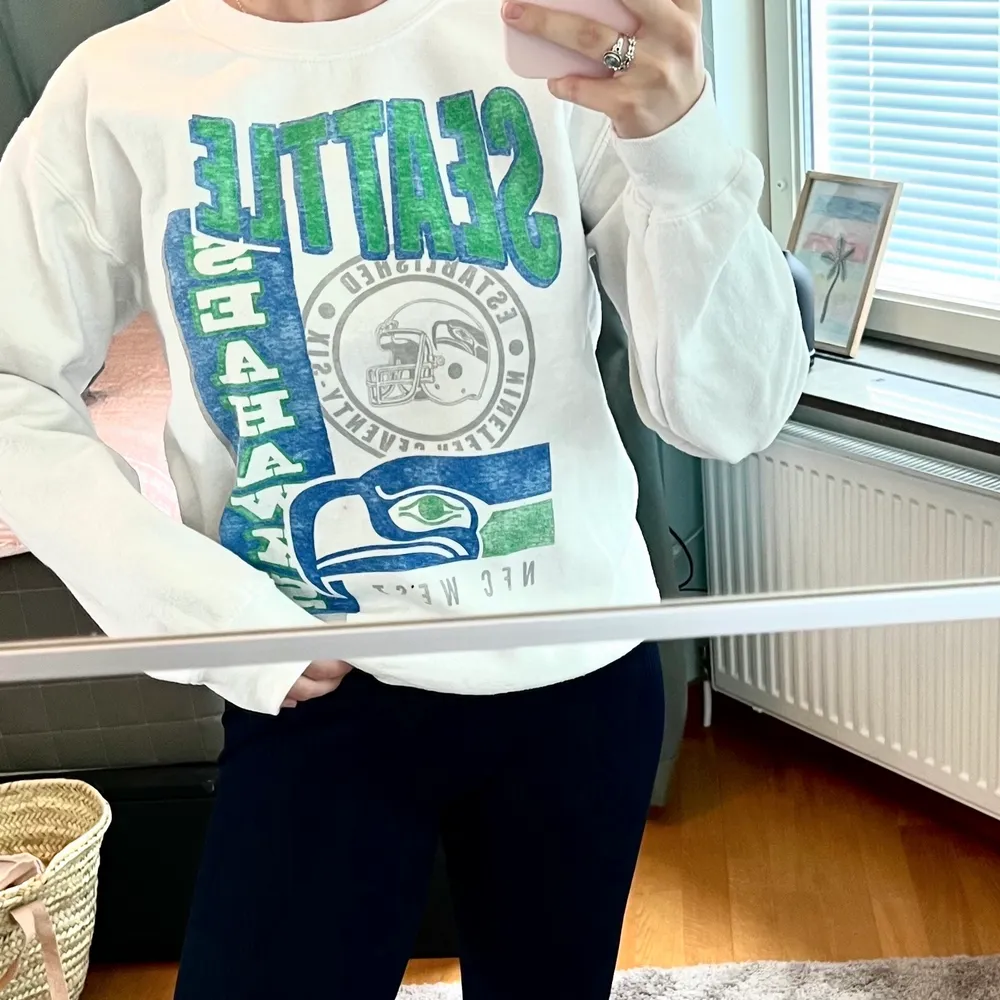 Väldigt skön collegetröja, tyvärr vet jag inte vilket märke men den är köpt i Seattle för några år sedan. Perfekt till kyligare sommarkvällar🤍. Hoodies.