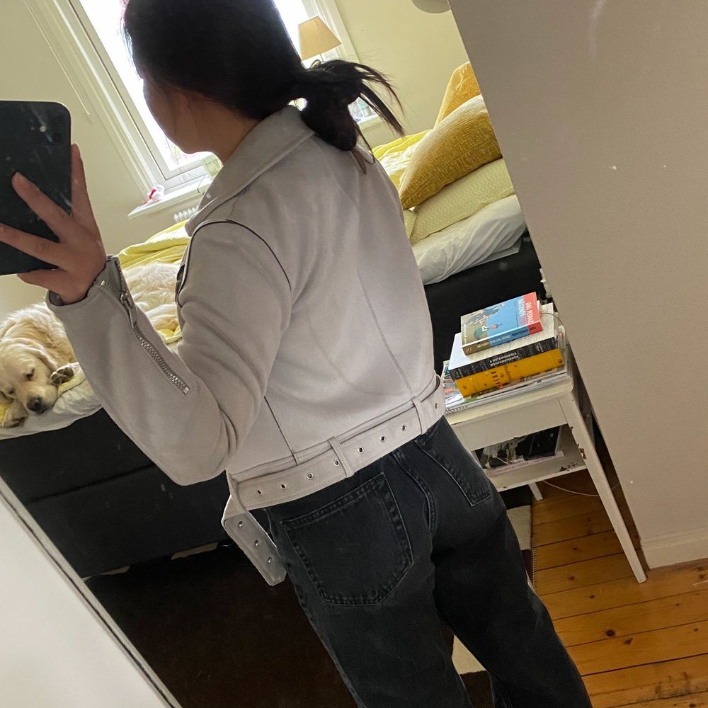 Fin jacka i mockaimitation från zara i bra skick 💕💕 säljer då det inte är min stil längre 💖. Jackor.