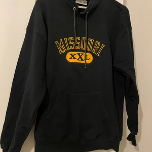 Beyond retro Sweatshirt  - Supercool sweatshirt ifrån beyond retro, står att det är storlek XL men skulle mer säga att det är som en M!☺️