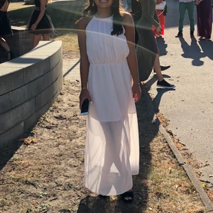 Balklänning - Så himla fin klänning perfekt till bal 💗 den är lite insydd på sidorna vid brösten men inget som synd utifrån och skickar gärna fler bilder om det önskas 💕💕