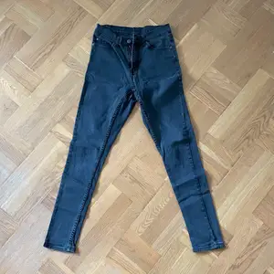 Svarta Cheap Monday jeans Dropped New Black i storlek 24/32