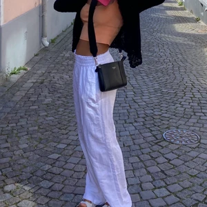 Linnebyxor - Såå fina linnebyxor köpta förra året från hm. Jättebra skick! Tycker att dom är lite korta på mig som är 172cm och ofta bär strl s/m i byxor, dock blir dom perfekt i längd om man använder dom som lågmidjade byxor:) Kan mötas upp i sthlm annars står köparen för frakten💞