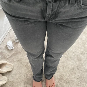 Zara - Gråa lågmidjade zara jeans