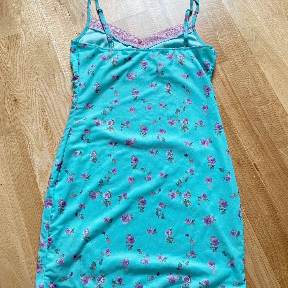 Blå sommar klänning köpt från shein! Köpte förra sommaren och vill nu ge den till någon annan som kommer gilla den! Den är i storlek S.. Klänningar.