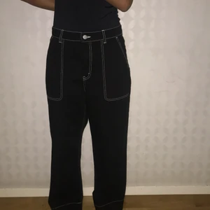 Fina byxor  - Jätte fina svarta med lite vit oversized jeans. Sitter löst över kropp och tajt i midjan.