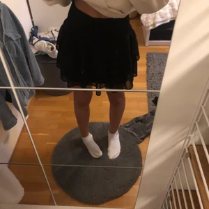 Kappahl kjol storlek 146-152 cm  - Säljer denna trendiga volangkjolen! Köpt på Kappahl förra sommaren ! 