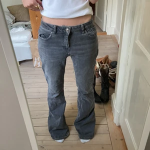 Jeans - Så snygga grå lågmidjade jeans från Mango! Storlek 36. Lite slitna längst ner då de är ganska långa 💕 