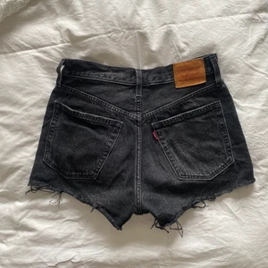 Vintage levis-jeansshorts  - Vintage jeansshorts från Levis💗 Står ej W/L men passade mig när jag hade stl S men skulle även funka på en XS-M beroende på önskad passform💗 Inga defekter eller tecken på användning💗 Passform: Mid/low💗 OBS: säljer fler jeansshorts i profilen! (Kan ej ta fitpics då de är försmå)