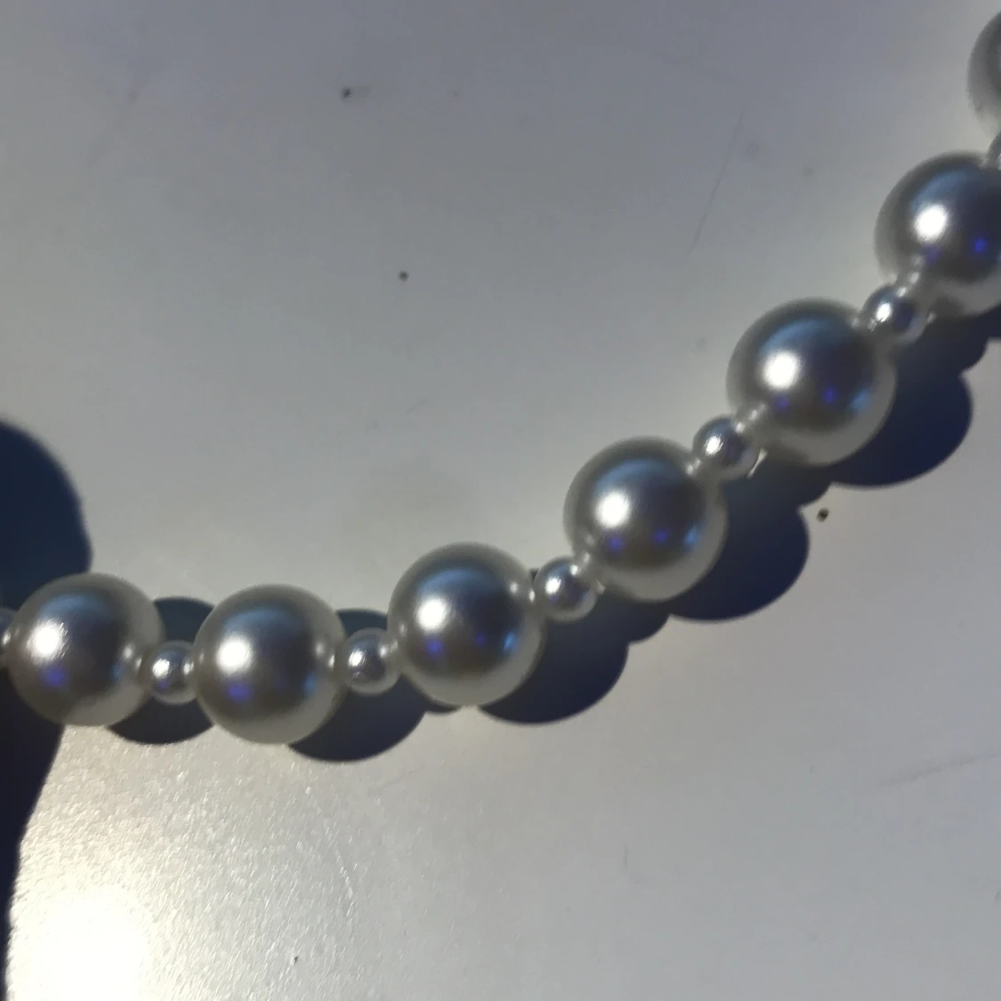 Necklace with white pearls. - 91