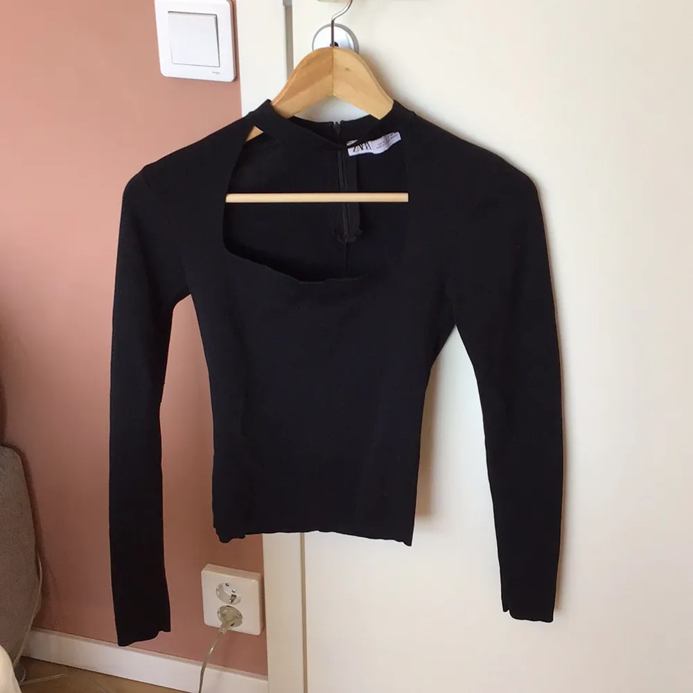 Säljer denna svarta jätte populära tröjan från zara. Den är helt slutsåld och går inte att köpa längre! Den är i storlek M men passar alla från S-M. I jätte bra skick💕💕. Toppar.