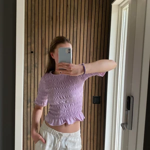 ONLY LILA TOPP  - DENNA SUPER DUPER FINA LILA TOPPEN PASSAR JÄTTEBRA I DIN GARDEROB NU TILL SOMMAREN. KÖPTES INTE FÖR SÅ LÄNGESEDAN MEN BARA INTE KOMMIT TILL ANVÄNDNING 💗💗