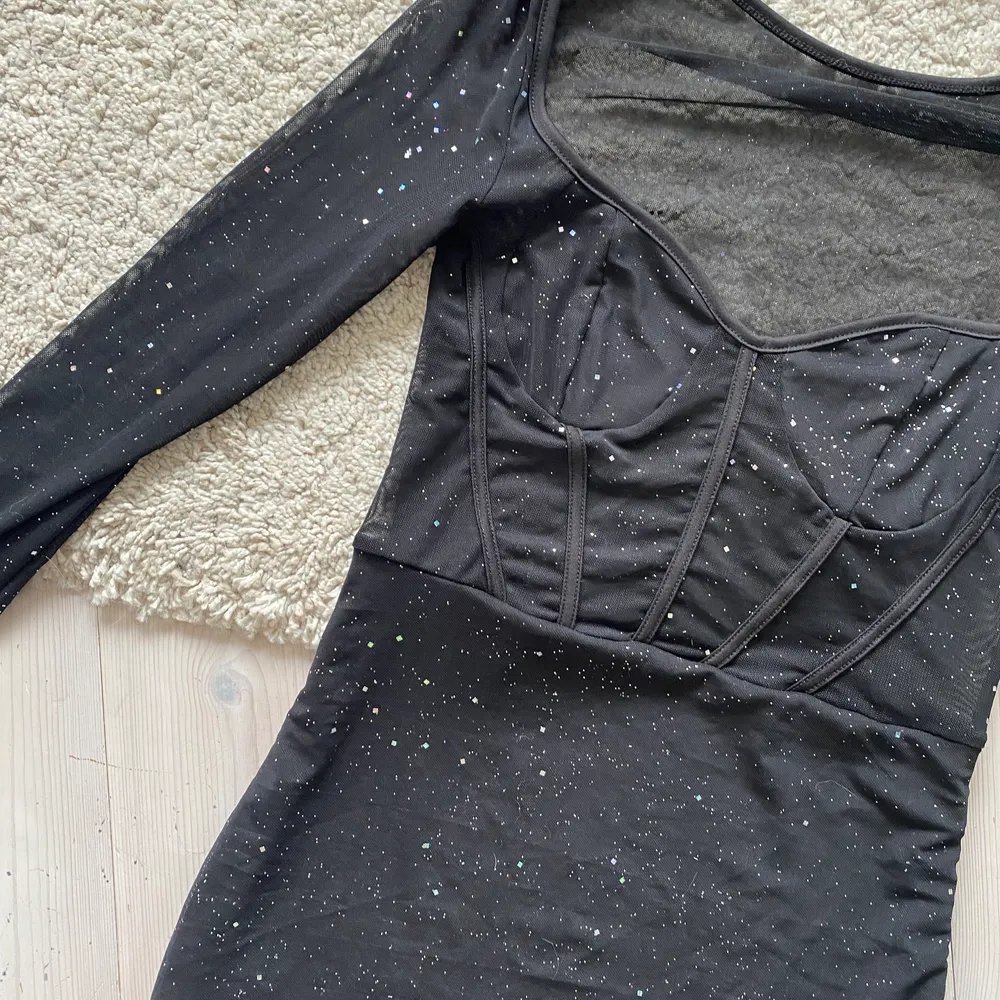 Säljer denna sååå fina klänning svart med glitter. Aldrig använd! Storlek S, frakt tillkommer❤️. Klänningar.