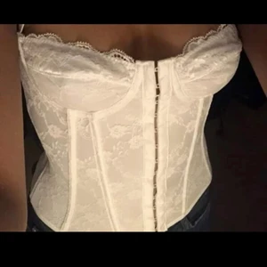 Korsettopp - Vit korsettopp (bild 2 och 3 lånad men fel färg!) aldrig använd då storleken inte passade! 💗💞 storlek M men är ganska liten vid bysten så passar S också! 