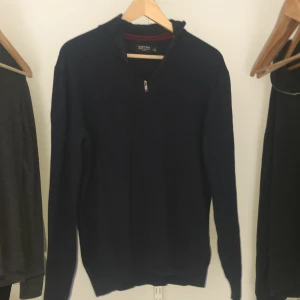 Blå half-zip tröja - Blå half-zip tröja från Burton mens wear london, storlek M bra skick!