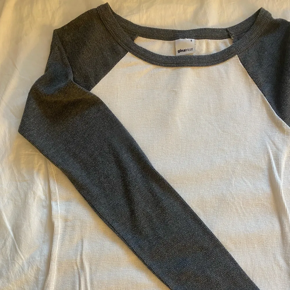 En vit, tunn, tröja med gråa ärmar. Från Gina tricot i storlek S. Skriv privat för frågor! 75kr + frakt . Tröjor & Koftor.