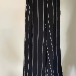 Randig byxa NAKD - Vit/blå randig byxa från NAKD! Stl XS, pris 70kr 